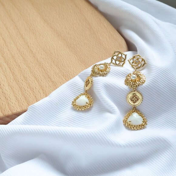 Kendra Scott Brielle Ivory Mother-of-Pearl Linear Drop Earrings in Gold - Picture 2 of 2